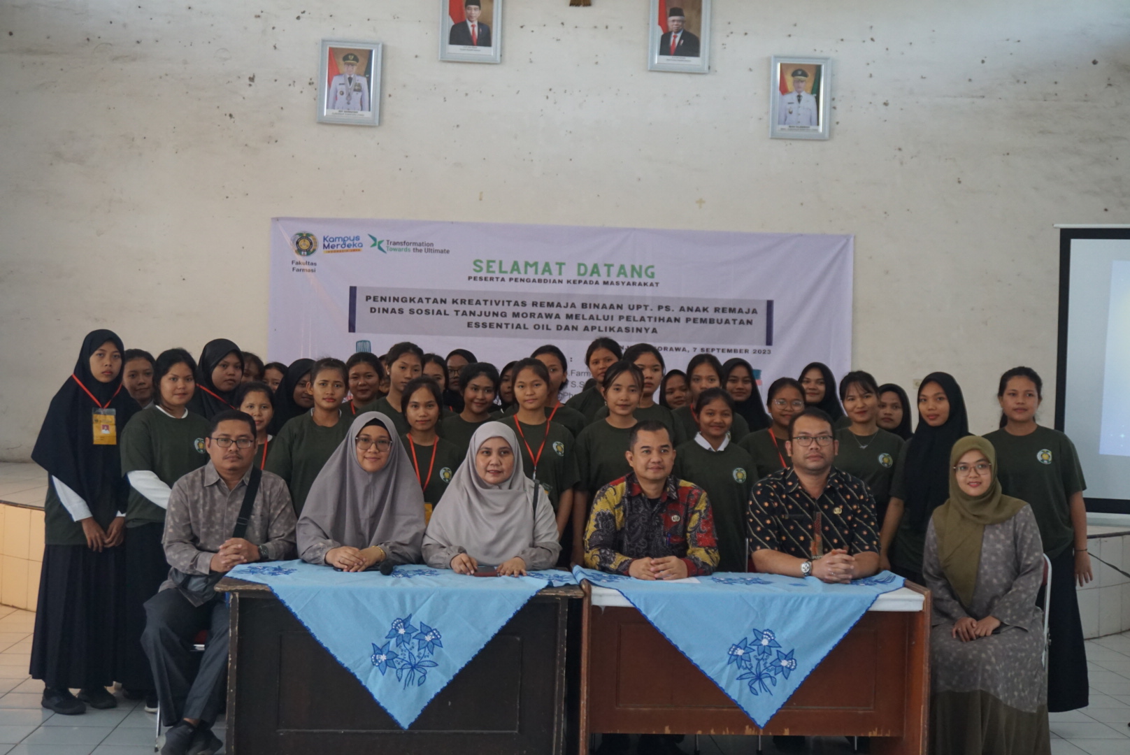 DOSEN FARMASI USU MELAKSANAKAN PENGABDIAN MASYARAKAT DENGAN PENINGKATAN KREATIVITAS REMAJA BINAAN DINAS SOSIAL PROVINSI SUMATERA UTARA MELALUI PELATIHAN PEMBUATAN ESSENTIAL OIL DAN APLIKASINYA