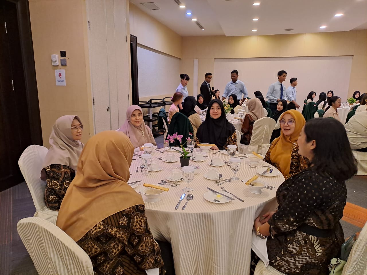 Table Manner Course di Hotel Four Point Medan
