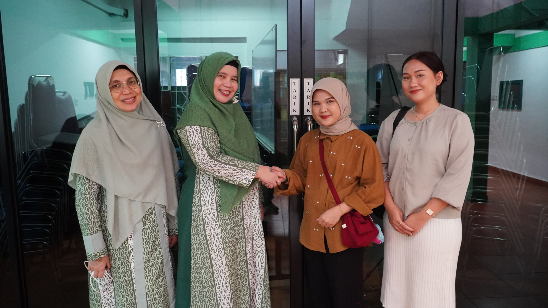 Sumbangan Alumni  4924-4972 FKG USU Berupa Renovasi Ruangan Kaca Serbaguna