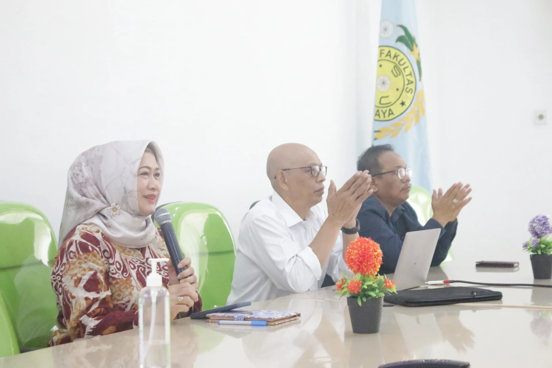 Kuliah Tamu “Unravelling Enggano Socio-ethno-linguistics: A Window to the Complexity of Indonesian Linguistic Ecology"