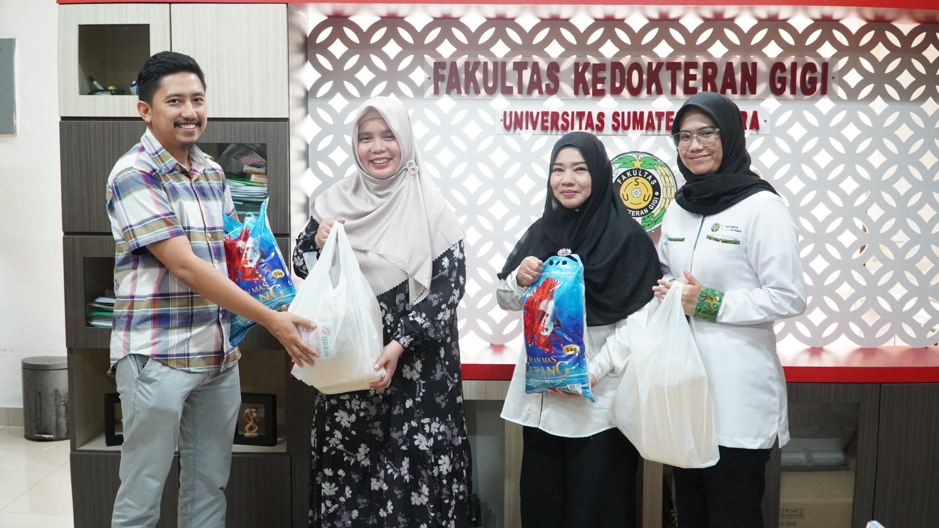Faculty of Dentistry USU Distributes Food Packages to Staff and Support Personnel Ahead of Hari Raya