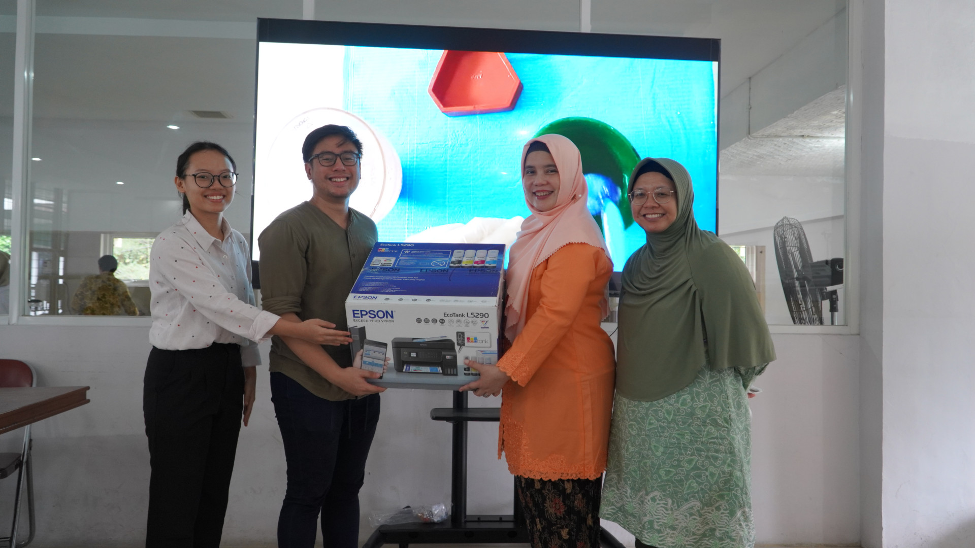FKG USU Alumni Donate 2 Laptops, 1 Printer, 1 TV, and Standing Bracket Worth 57.6 Million Rupiah to Faculty of Dentistry USU