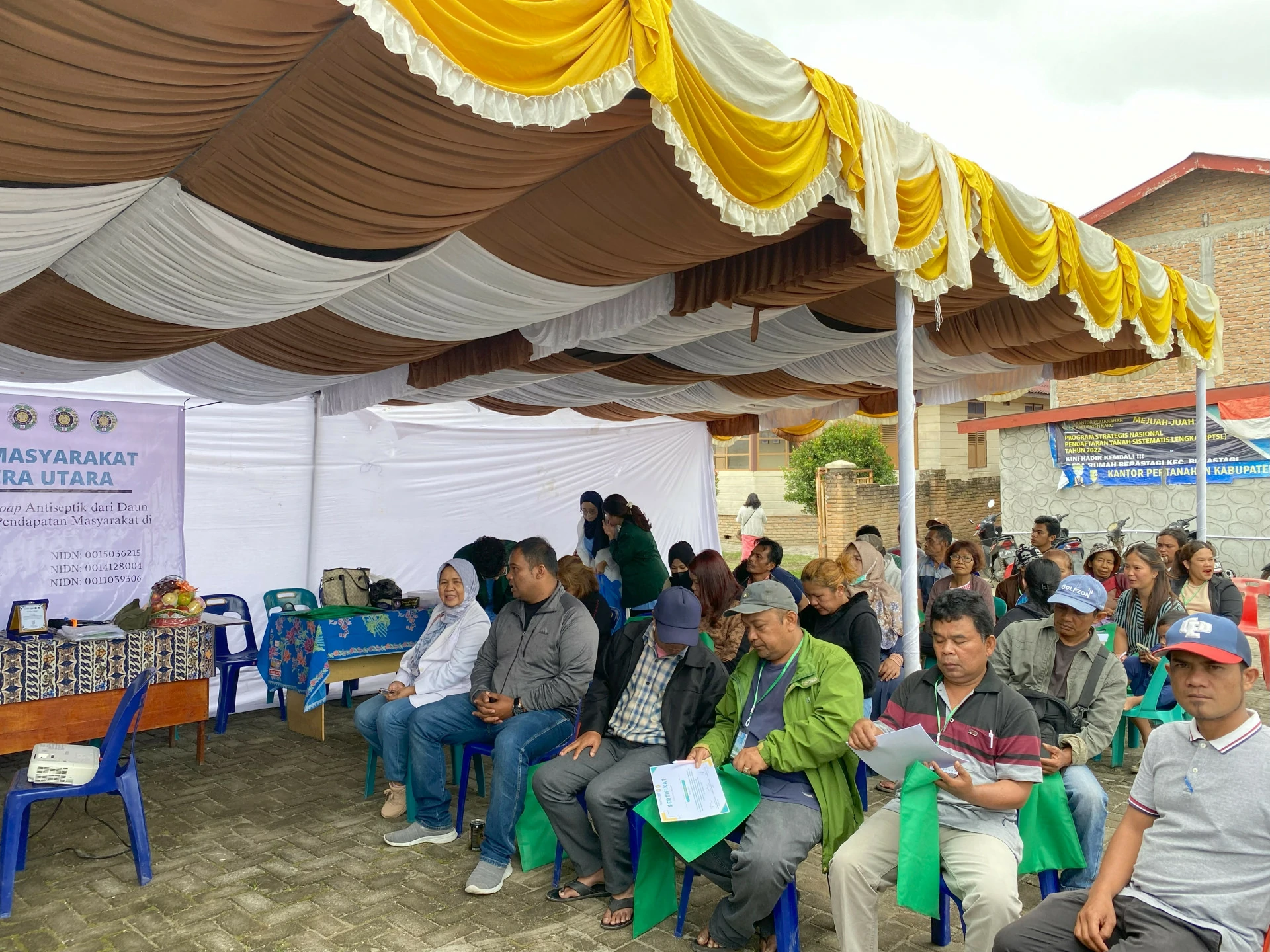 Dosen Farmasi USU Melakukan Branding Profesi Apoteker dan Edukasi Pembuatan Paper Soap Antiseptik dari Ekstrak Daun Mangga dan Daun Jambu Biji untuk Meningkatkan Pendapatan Masyarakat di Kabupaten Karo