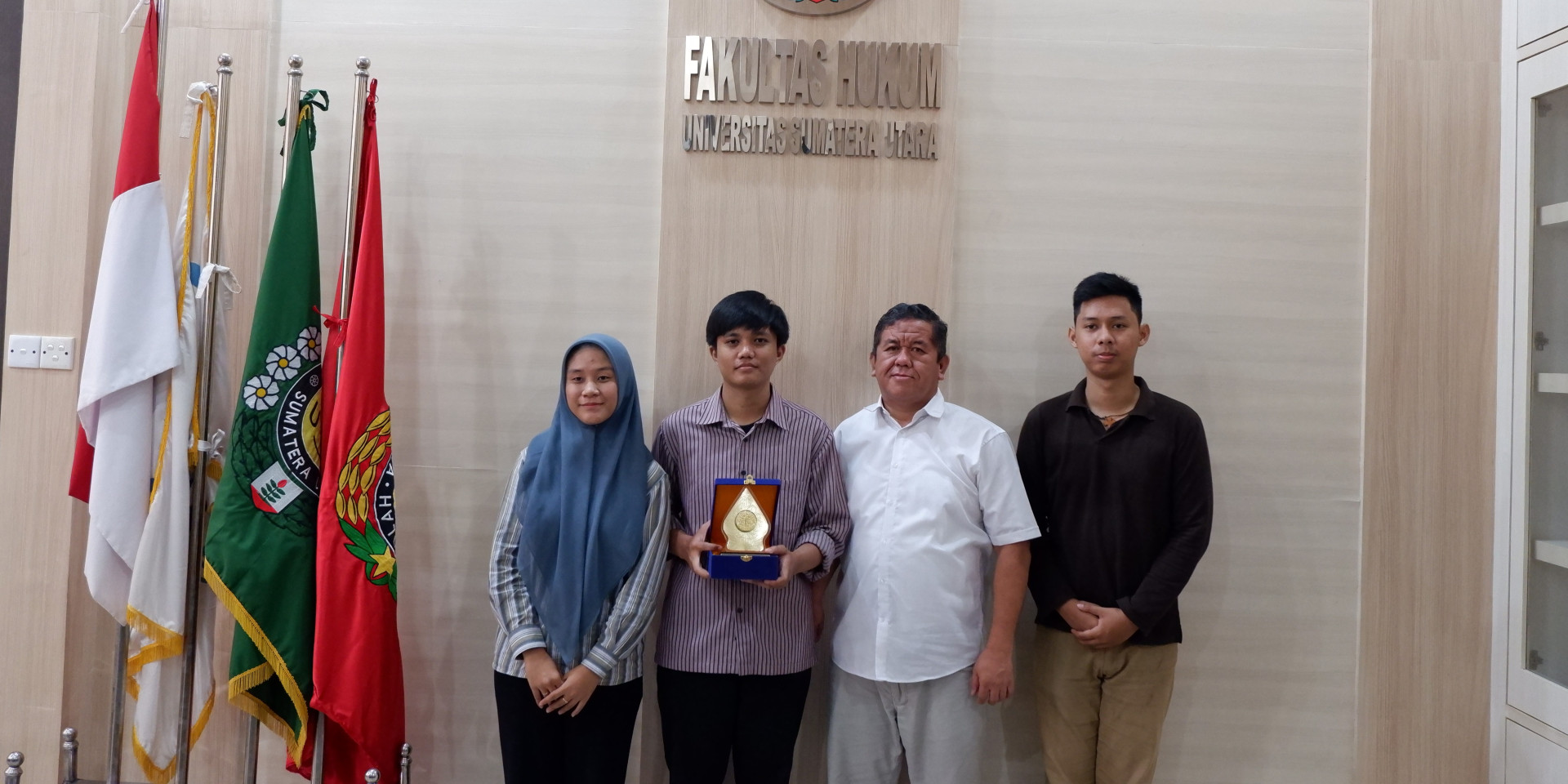 FH USU student delegation wins second place and best speaker in Semar Law Competition 2024 legal debate competition