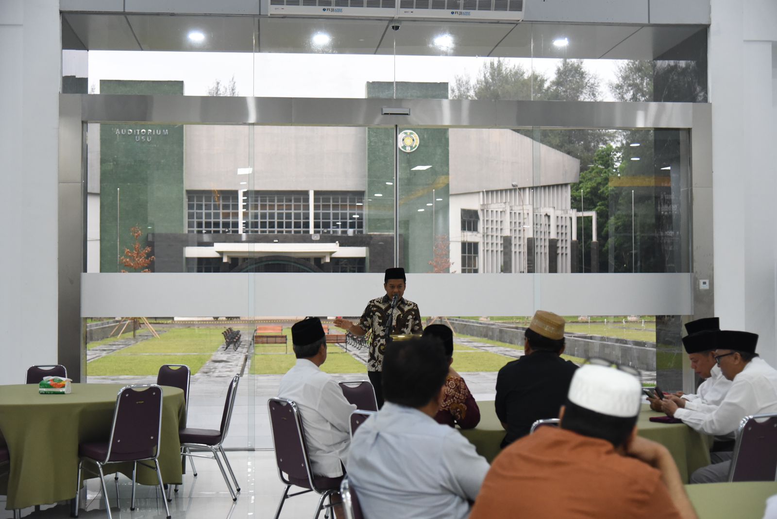 Rector Discusses New Student Admissions