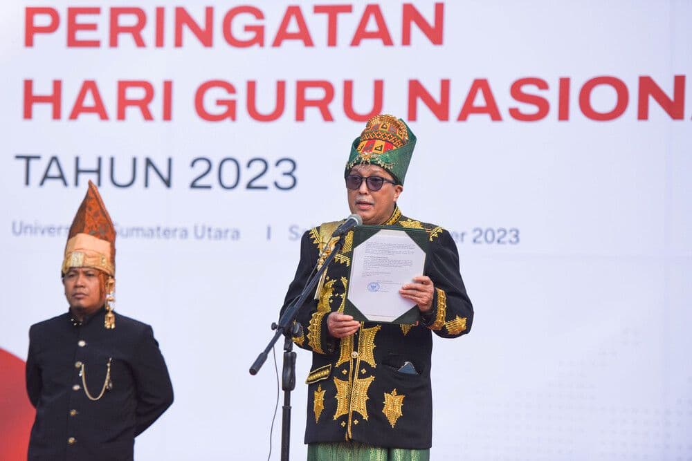 The Secretary of USU’s MWA Led the Ceremony HGN & PGRI Aniv