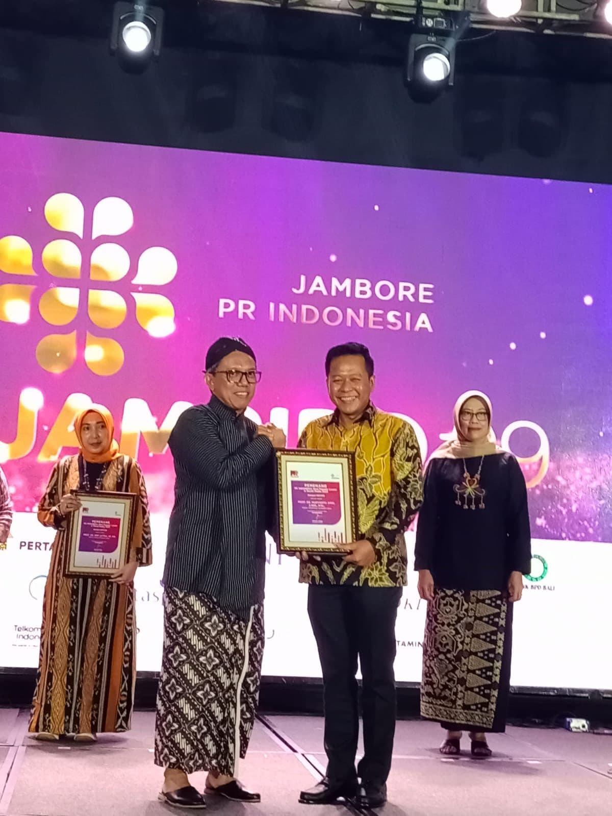 USU Rector Muryanto Amin Receives 2023 Most Popular Leader