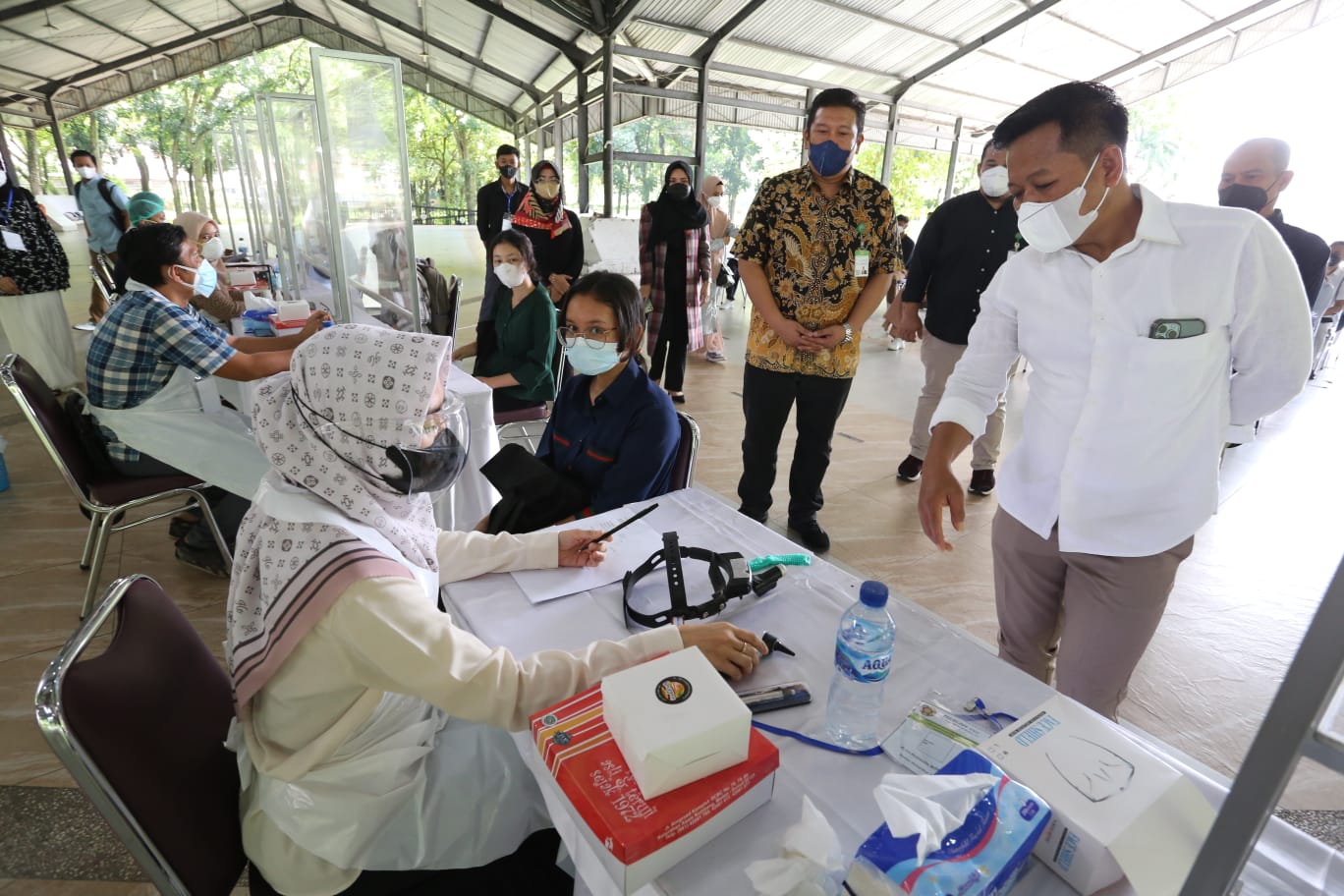 USU Rector Reviews Health Tests of New College Candidates