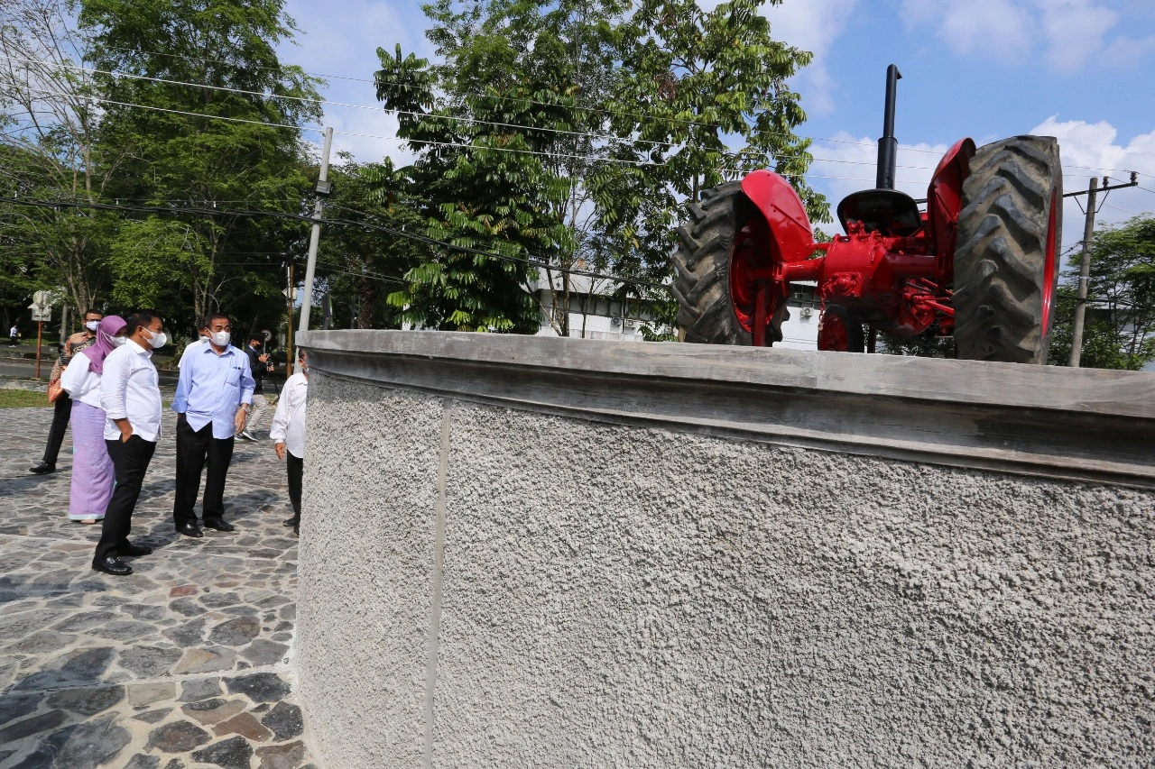 Rector Inaugurates USU Faculty of Agriculture (FP) Tractor Monument and Laboratory