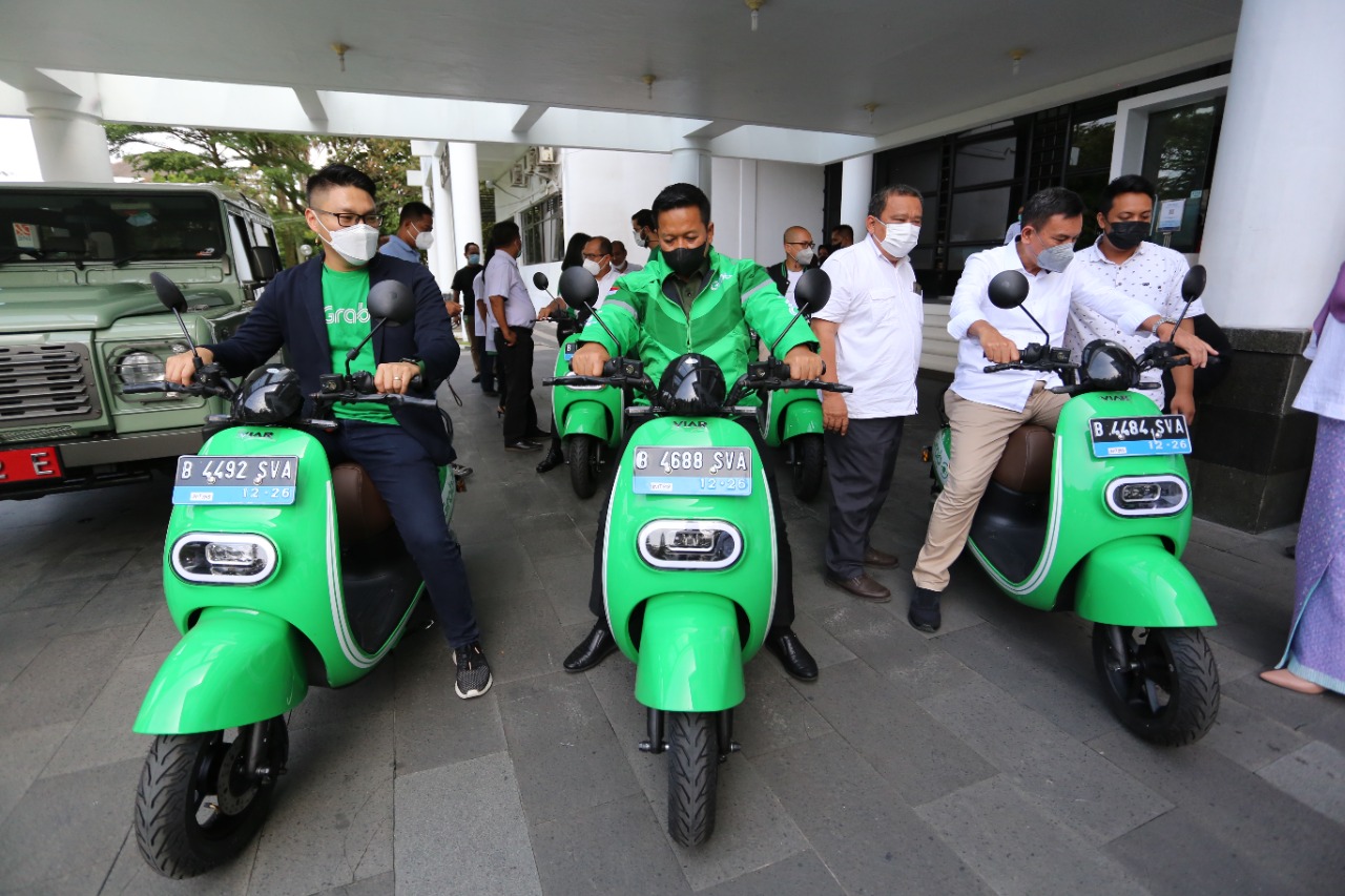 Grab Assists 10 Electric Motorcycles to Create Pollution-Free USU