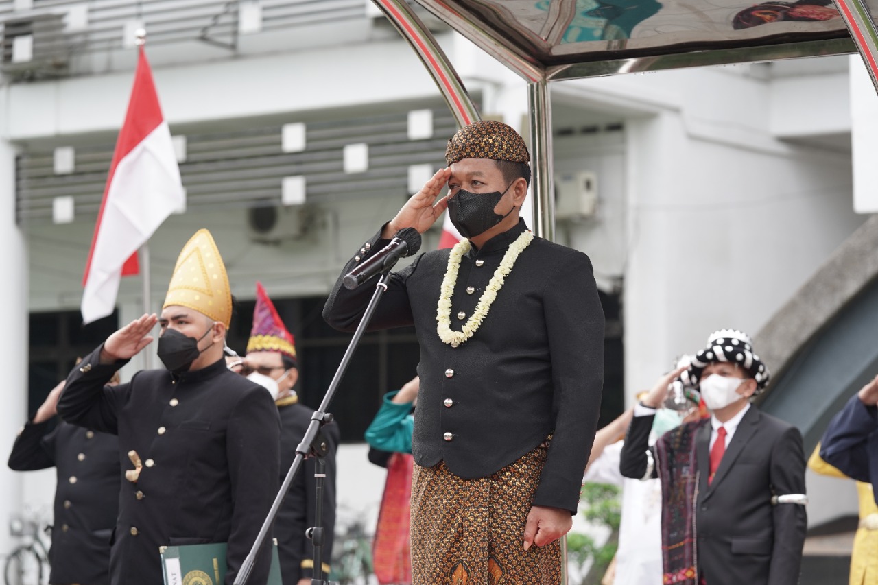 Wearing Javanese Traditional Clothes, USU Rector Leads National Teacher's Day Ceremony