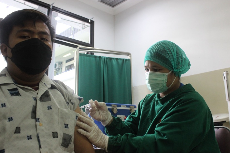 Indonesian National Police Distributes 1000 Doses of Vaccines for USU Students