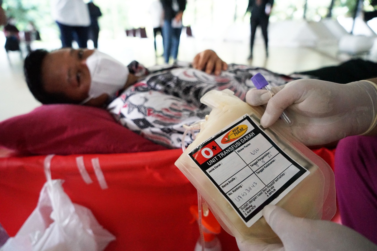 USU's 69th Anniversary, Rector Participates in Blood Donation