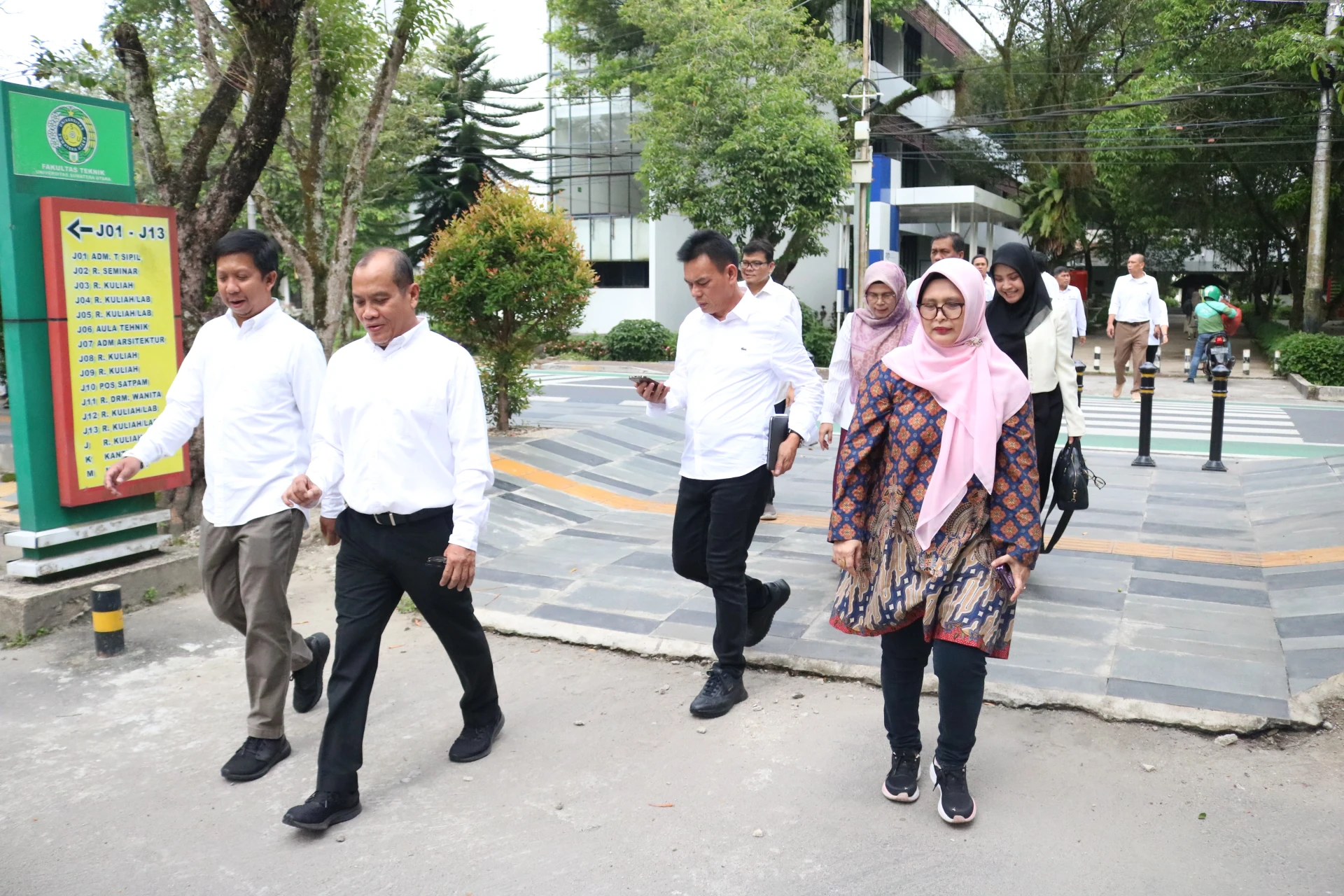Visit of WR I and WR V and Team to Review the Use of Smart Classroom International Classroom FT USU