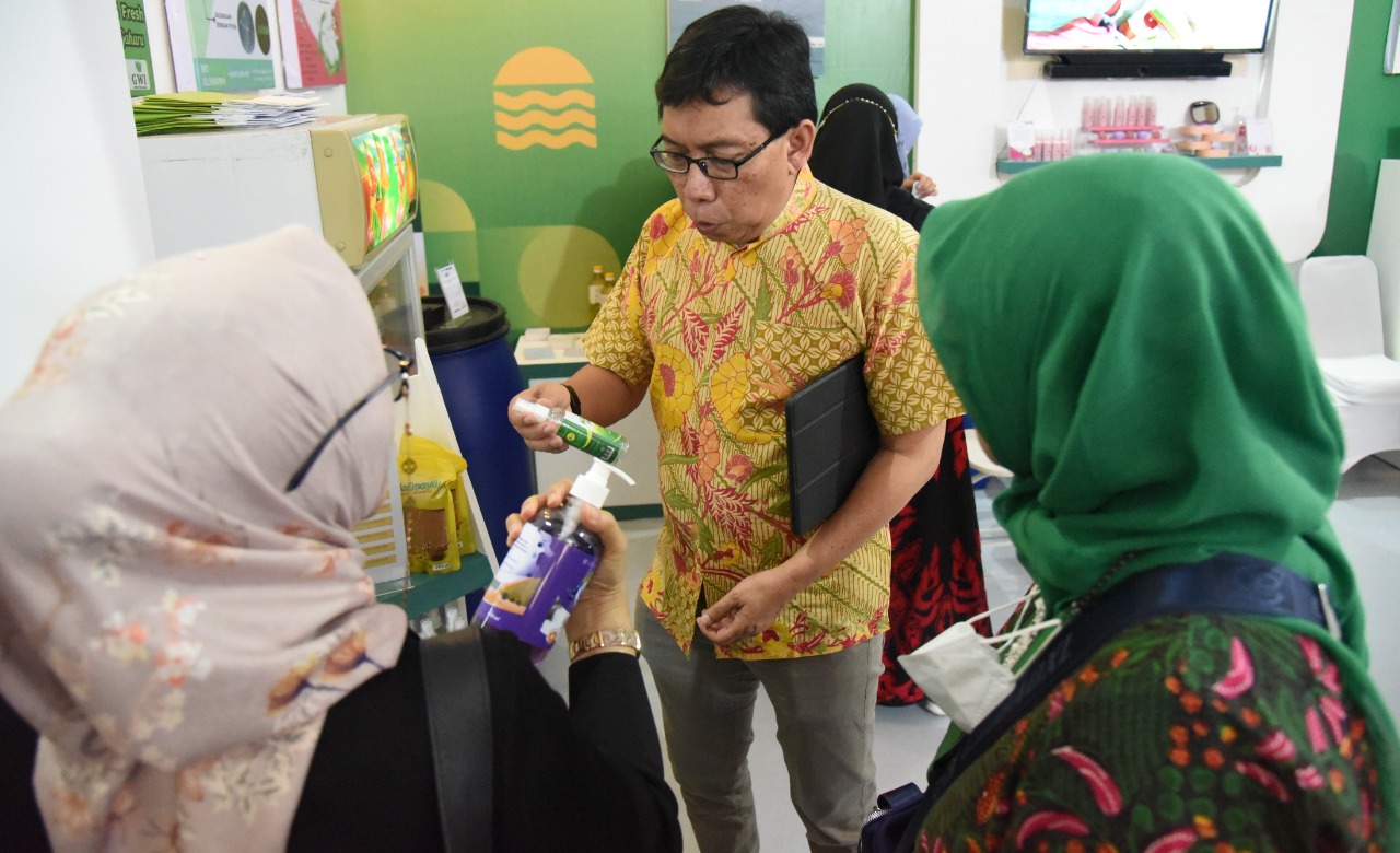 Juara Tiga Stand Terbaik, Produk Inovasi USU Diminati