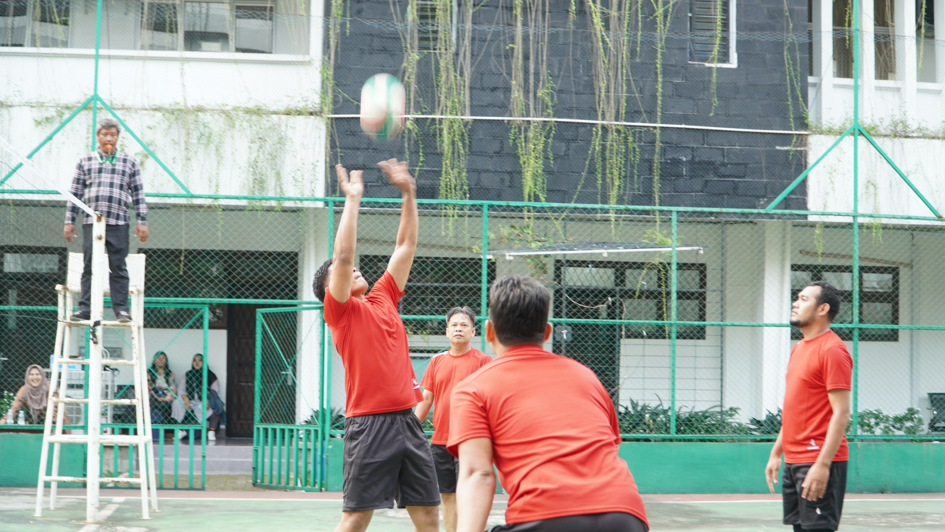 FKG USU Ungguli Fakultas Hukum dalam Turnamen Voli USU Peringati 17 Agustusan.