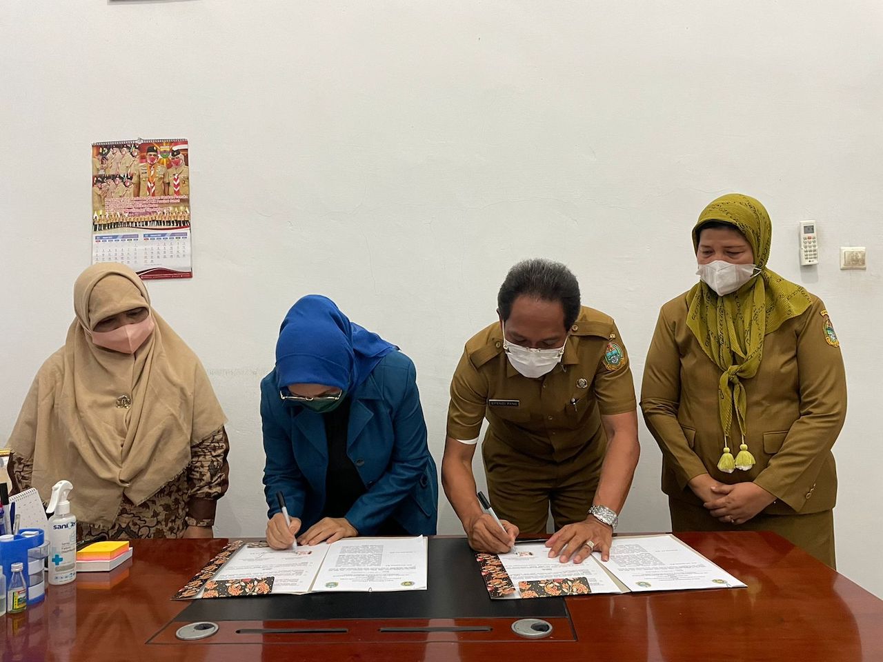 Signing of MoA between the Faculty of Agriculture of Universitas Sumatera Utara and the Agricultural Mechanization Unit, Department of Food Crops and Horticulture of North Sumatra Province.