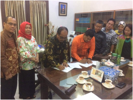 DEAN OF THE FACULTY OF LAW, USU AND THE GENERAL CHAIRMAN OF THE REGIONAL BOARD OF THE ASSOCIATION OF INDONESIAN NOTARIES, NORTH SUMATERA SIGNS A MEMORANDUM OF UNDERSTANDING (MOU)
