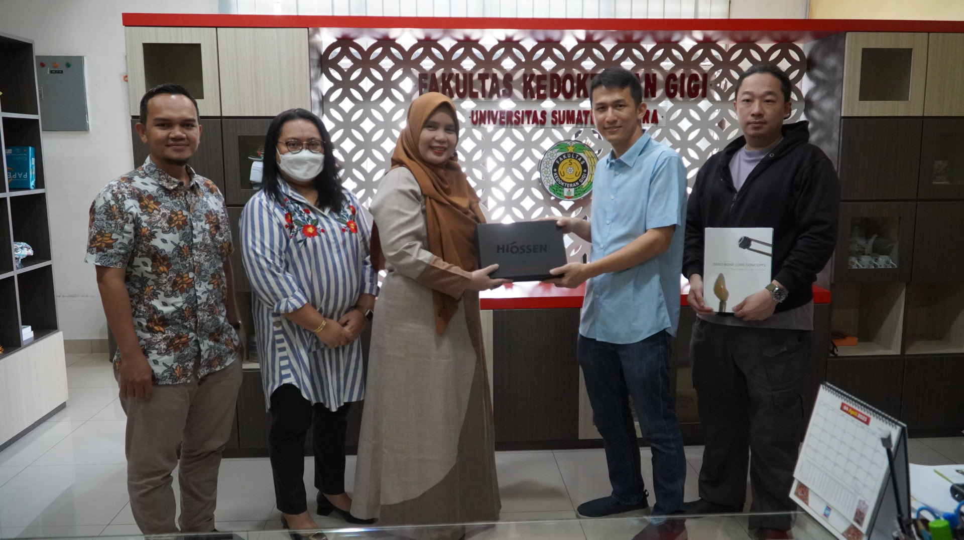 Alumni Prodi Spesialis Periodonsia Menyerahkan Bantuan Senilai 25jt