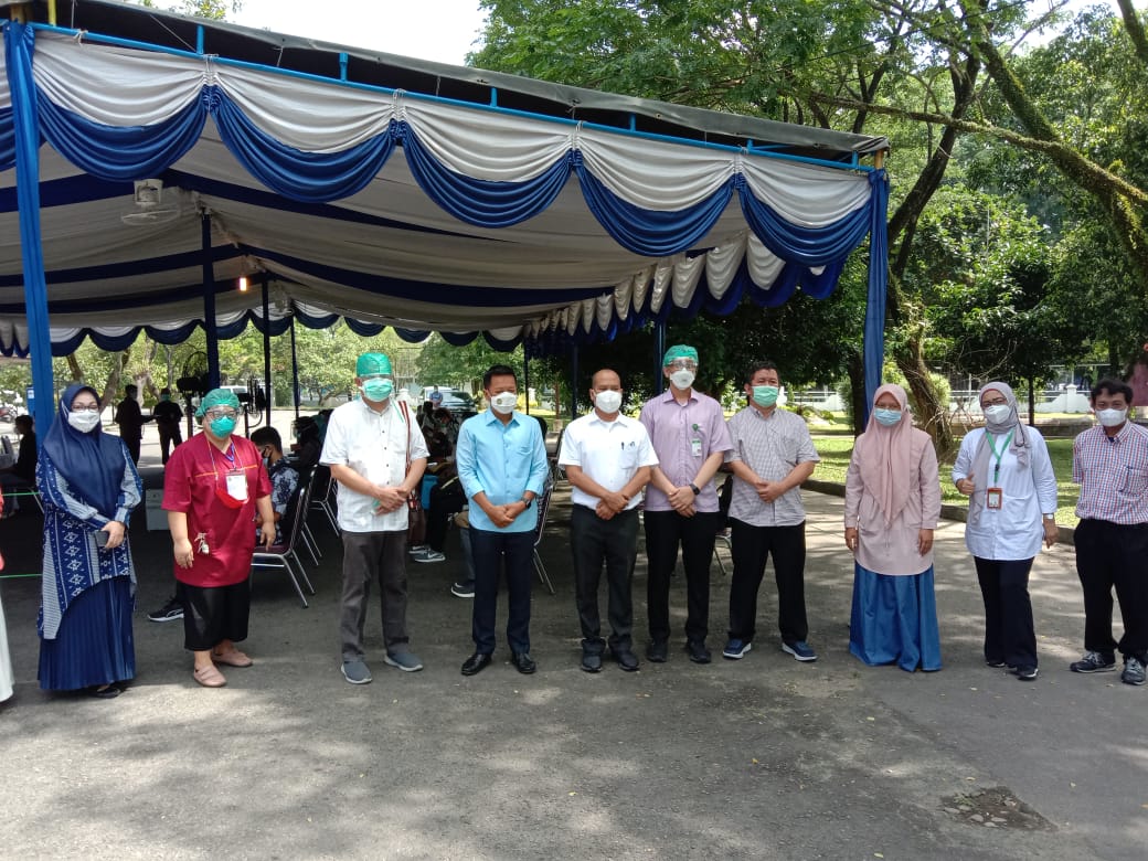 REKTOR USU KUNJUNGI PELAKSANAAN PEMERIKSAAN KESEHATAN MAHASISWA BARU JALUR SNMPTN DI FAKULTAS HUKUM USU