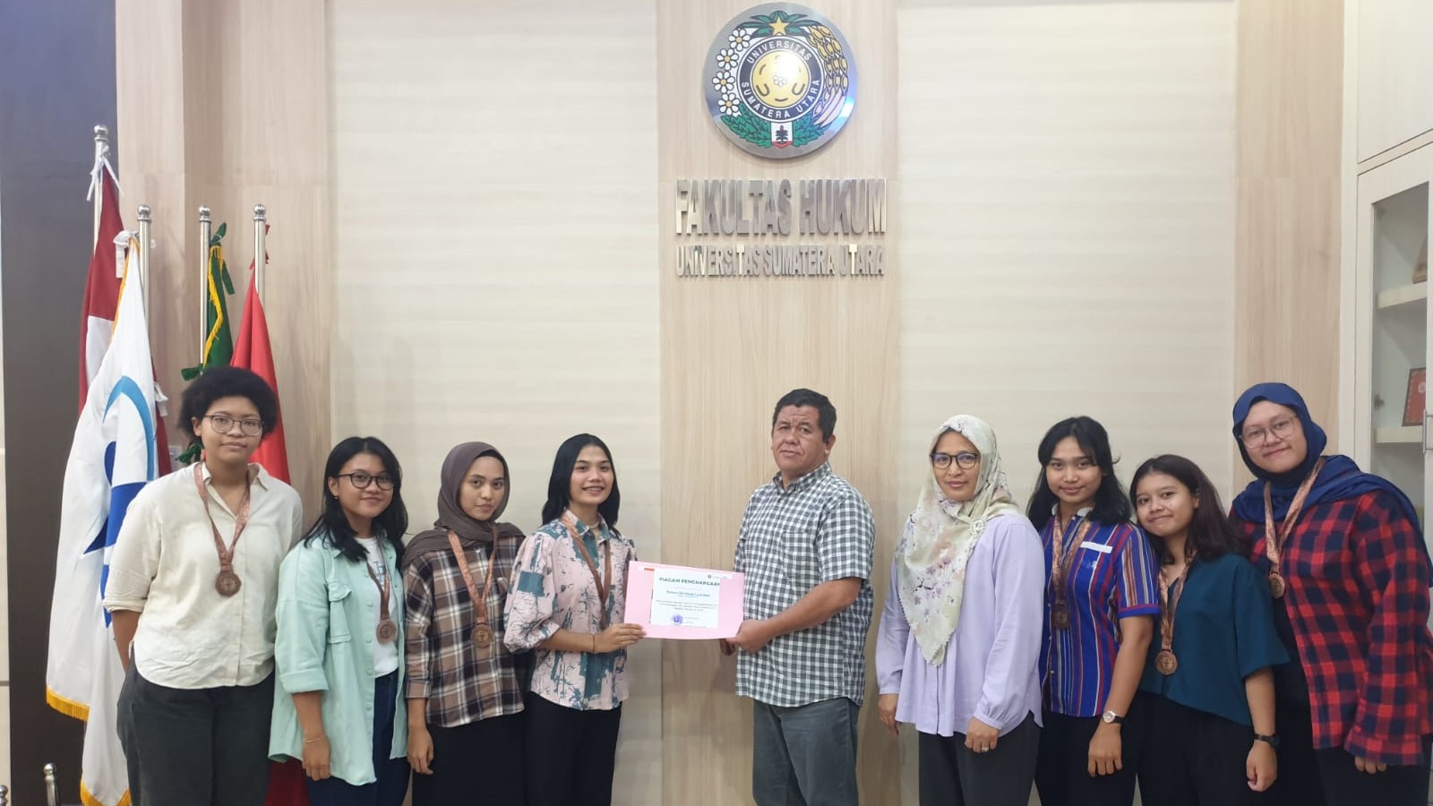 Tim Basket Putri FH USU Meraih Juara 3 Pertandingan USU BASKETBALL Games 2023 Mendapatkan Apresiasi Dan Piagam Penghargaan Dekan Fakultas Hukum USU