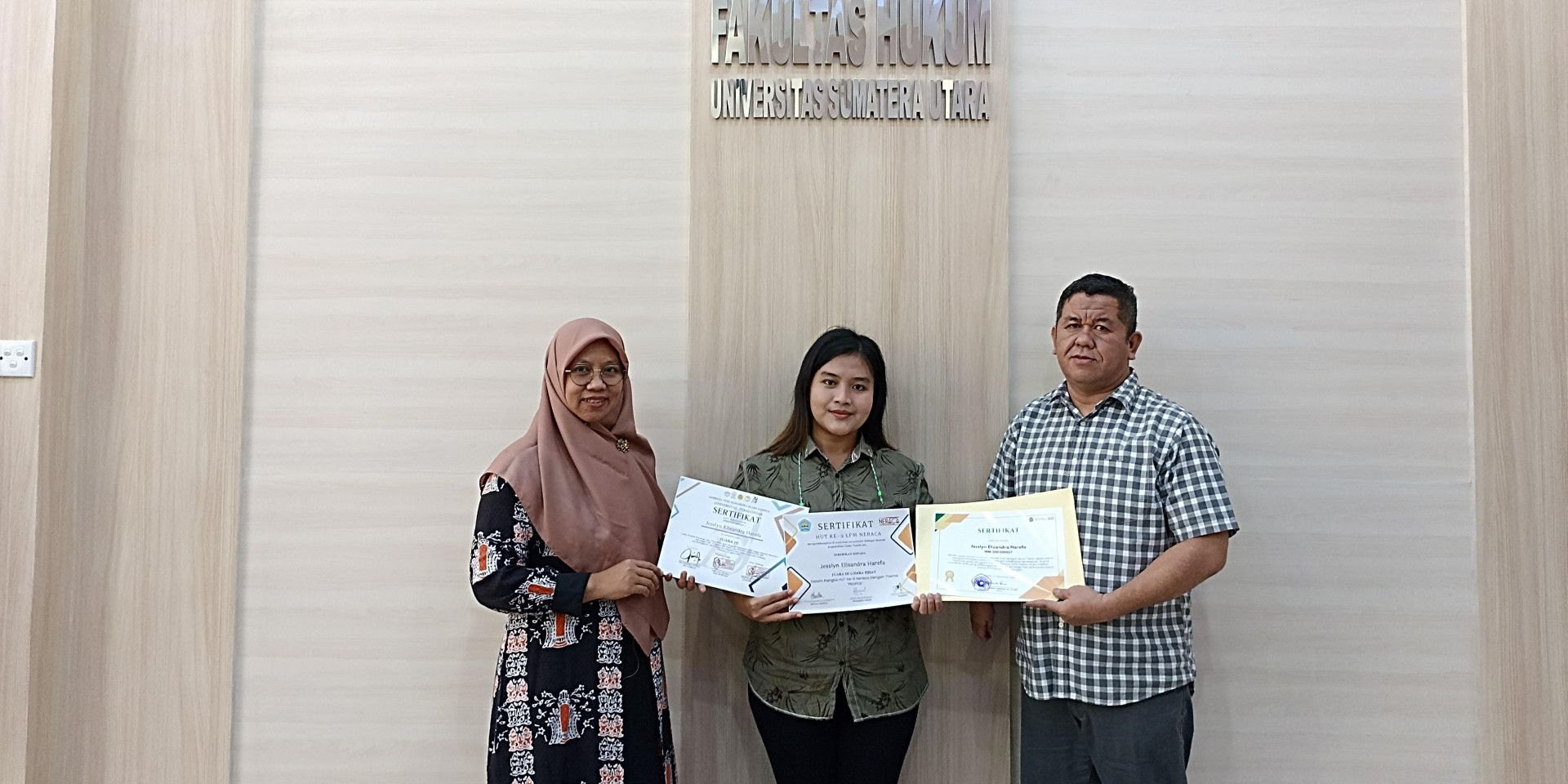 Dekanat Fakultas Hukum USU beri Piagam Penghargaan pada Mahasiswa Berprestasi