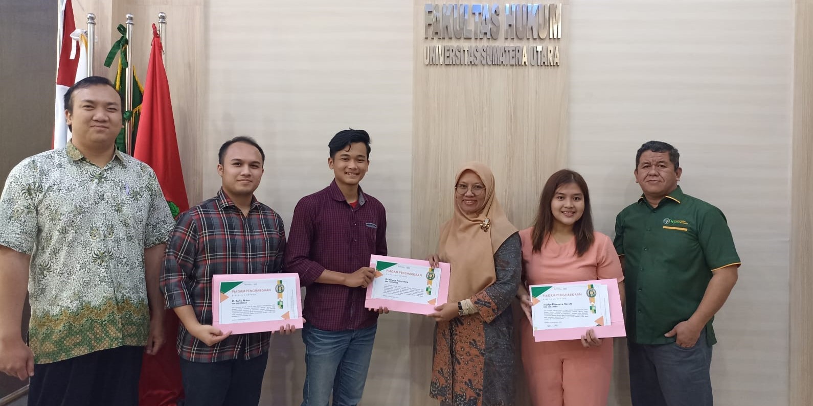 Mahasiswa Delegasi Fakultas Hukum USU Peraih Juara II Legal Debate Championship 2022 Mendapatkan Apresiasi Dan Piagam Penghargaan Dekan Fakultas Hukum USU
