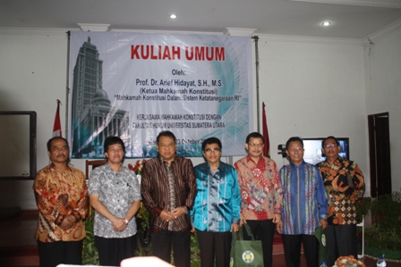 KETUA MAHKAMAH KONSTITUSI MEMBERIKAN KULIAH UMUM DI FAKULTAS HUKUM USU