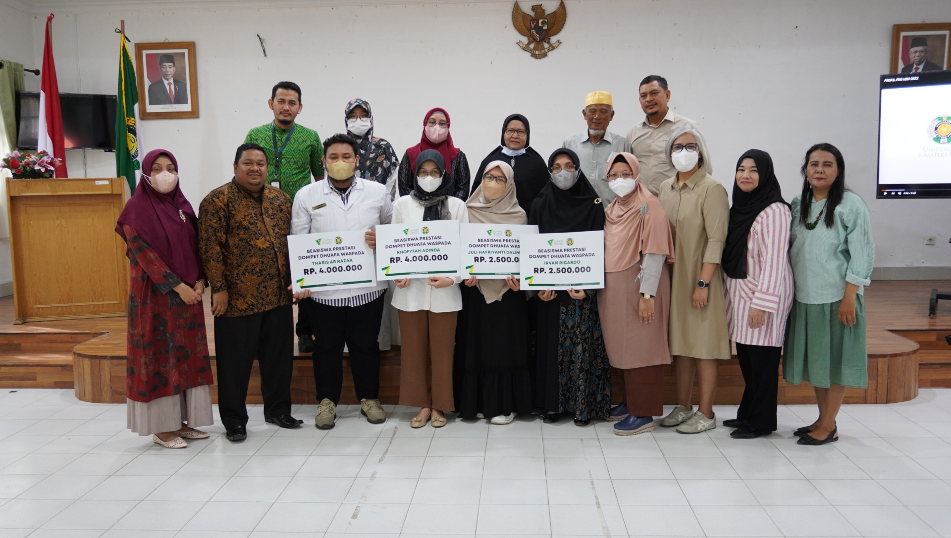 Dompet Dhuafa Waspada Hands Grants Achievement Scholarship Aid for FKG USU Students