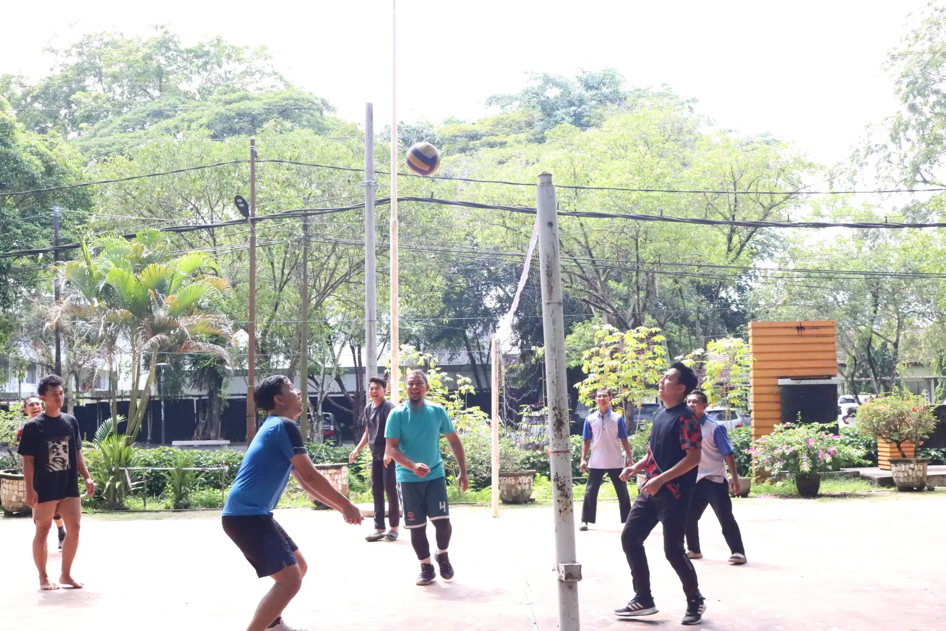 Latihan Voli Jumat Sehat Dorong Aktivitas Fisik dan Kebersamaan Tendik FT USU