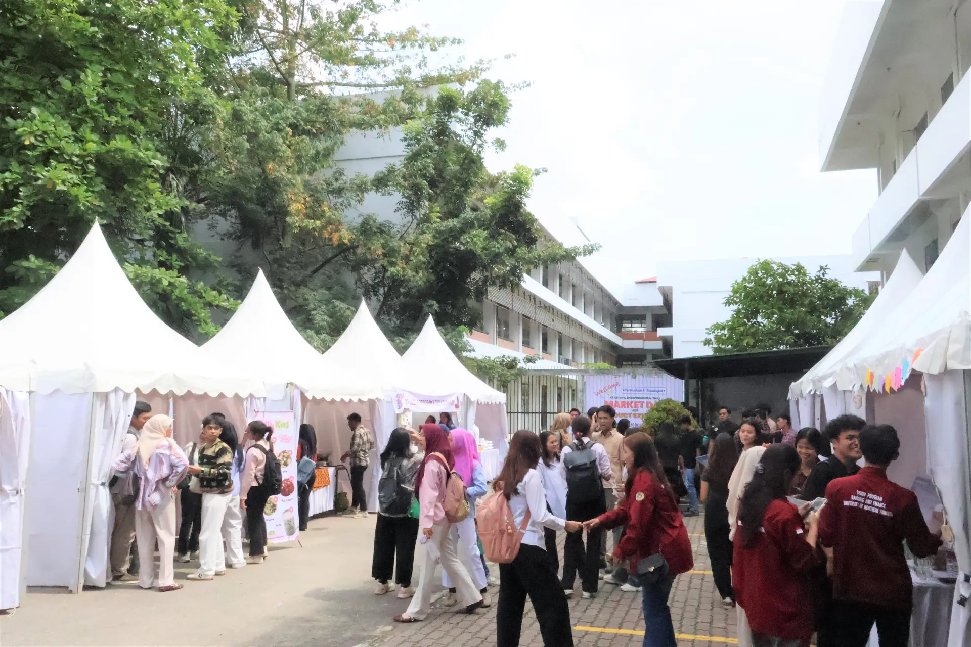 The Applied Bachelor’s Degree Program in Banking and Finance, Faculty of Vocational Education, USU Holds Market Day and Product Exhibition