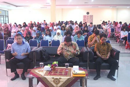 Pharmacist's Readiness to Face the Impact of National Health Insurance (JKN) and the ASEAN Economic Community (AEC) on the Pharmacy Business