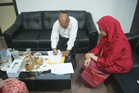 Signing of Partnership Agreement between the USU Faculty of Pharmacy and the North Sumatra Regional Board of the Indonesian Pharmacists Association (IAI)