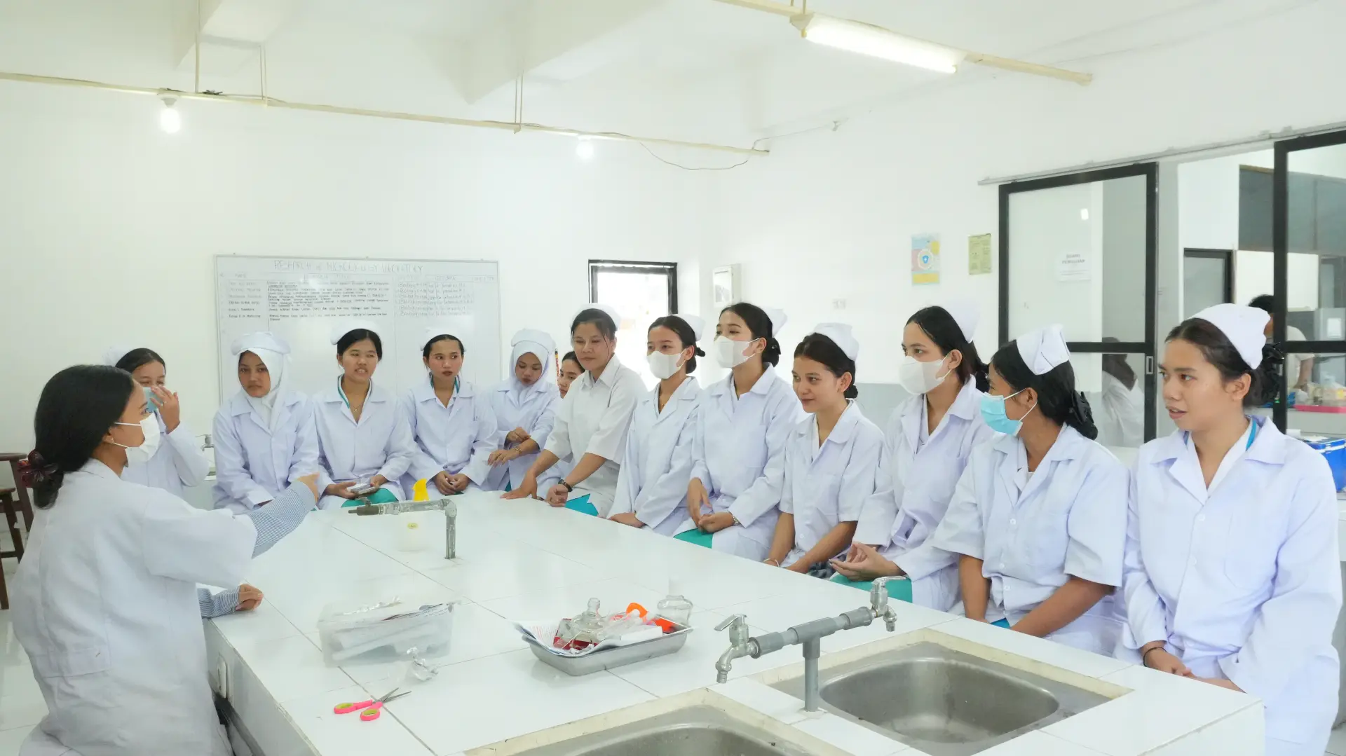 FMIPA USU Terima Kunjungan Akademik Mahasiswa Kebidanan Institut Kesehatan Sumatera Utara di Laboratorium Mikrobiologi