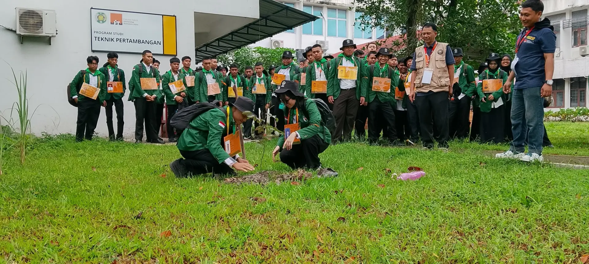Mahasiswa Baru Teknik Pertambangan Tanam Pohon, Wujudkan Semangat Kampus Hijau USU