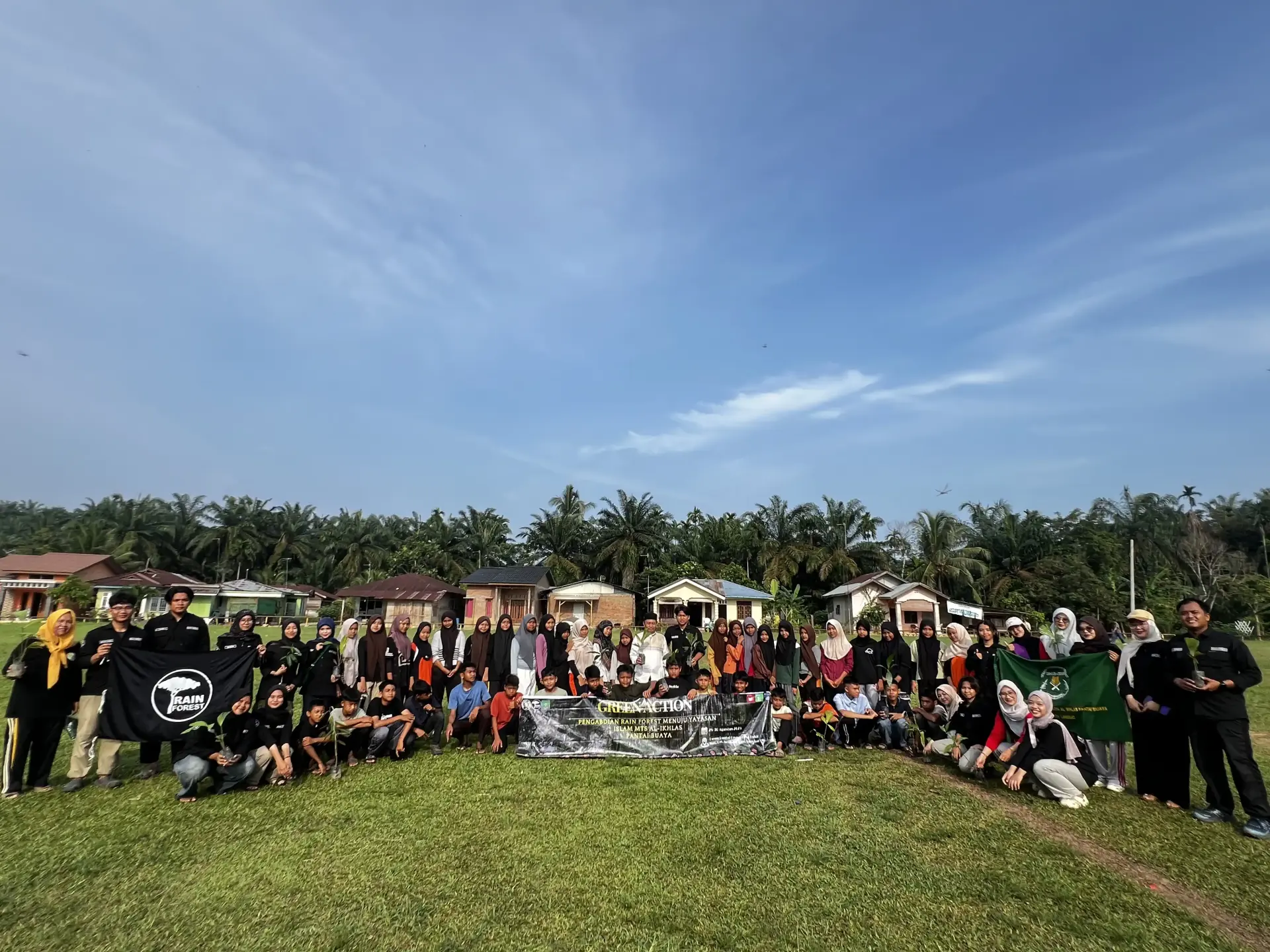 Rimba Raya Student Activity Unit Holds “Green Action” at MTs Al-Ikhlas, Planting 105 Seedlings for the Future