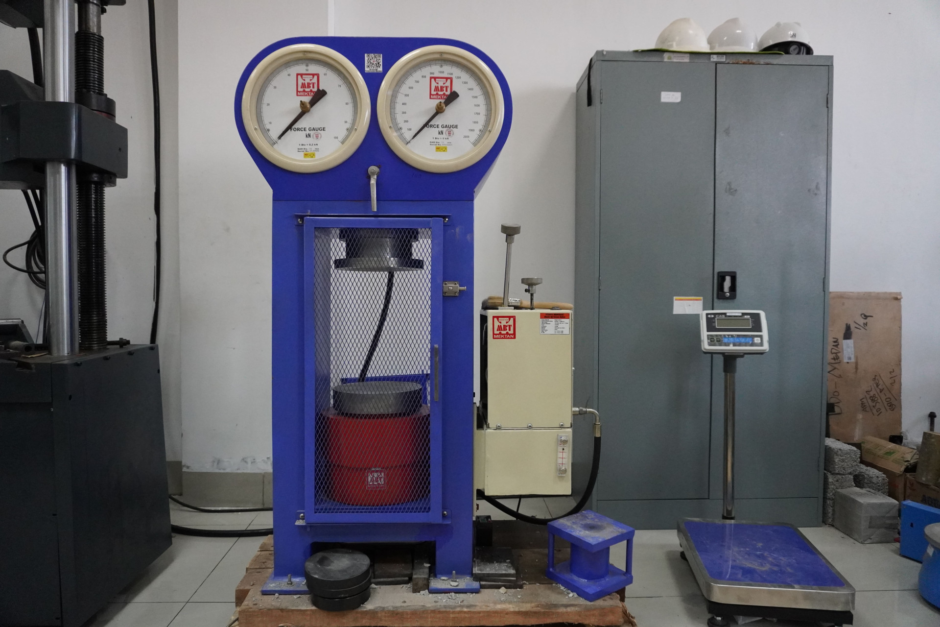Hydraulic Compression Machine | UPT Laboratorium Penelitian Terpadu ...
