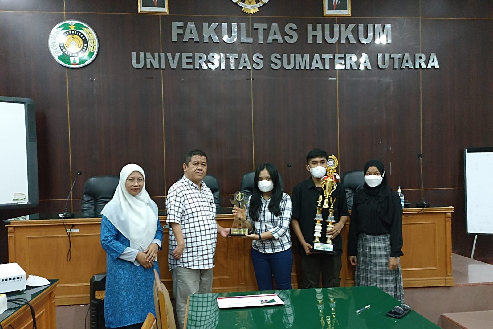 USU Faculty of Law Delegation Team Students Win 1st Place and Best Speaker of Raden Rahmat Law Fair 2022 National Legal Debate Competition