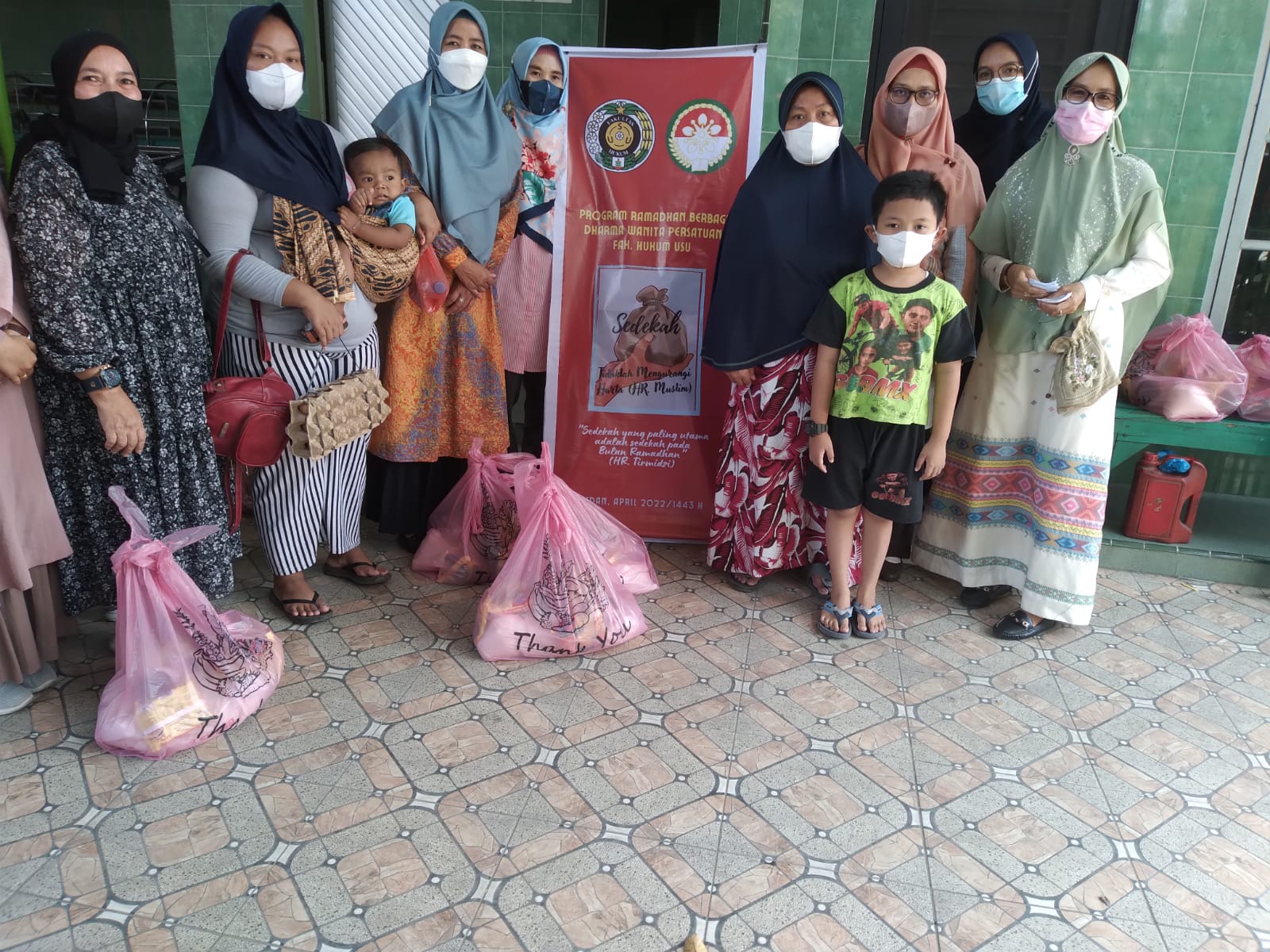 Ramadhan Berbagi 1443 H Program, Dharma Wanita Persatuan Unit Faculty of Law USU Distributes 294 Basic Food Packages