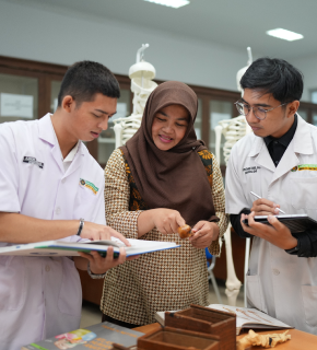 Akademisi dan pengajar di institusi pendidikan kedokteran