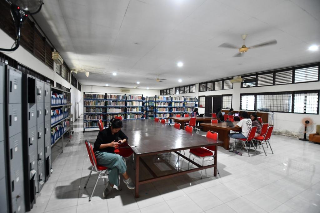 Area Rak dan Ruang Baca