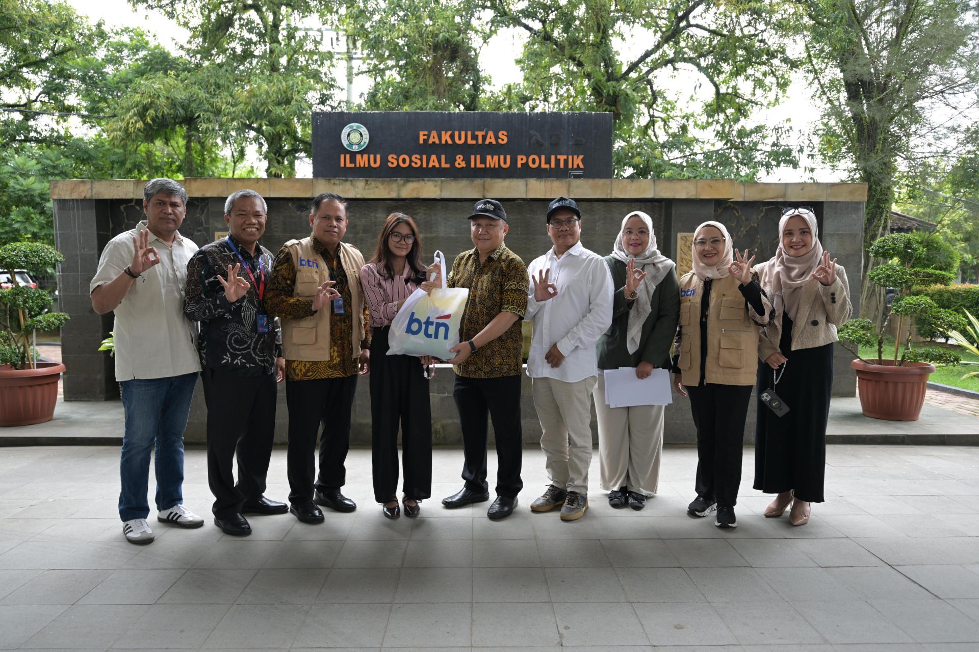 USU and BTN Peduli Distribute Aid to Flood-Affected Students (December 2, 2025)